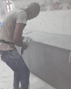 Polissage de granite de meuble cuisine, l'amour du métier. #ebenisterie #tapisserie #sanataeshop #meublecuisinesurmesure #cotedivoire côté Tel: 225 0170788731/0152795420 | Sanata-e-shop