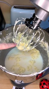 73K views · 941 reactions | ‍Recette Facile : Beurre maison - Homemade Butter 杻 - INGRÉDIENTS : • 2 pots de crème fraîche entière (500g x 2) • 1 robot avec un fouet à pâtisserie療 • Sel 蓼 (si vous optez pour du beurre salé) - #tiktokacademie #Recipe #TikTokFood #food #butter #homemade #recette | Chunky_cooker | Facebook