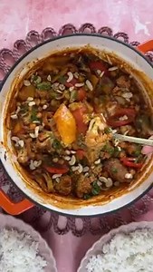 CAULIFLOWER AND CHICKPEA CURRY 👇🏼 An easy gluten free and vegan dinner everyone will love! Follow Sarah Howells - The Gluten Free Blogger for more Delicious Gluten Free Dinners! INGREDIENTS (Serves 4) 1 large head of cauliflower 1 red pepper 1 yellow pepper 1 x 400g tin chickpeas (drained) 1 tbsp olive oil 1 tsp sea salt flakes 1 tsp cumin seeds FOR THE SAUCE: 1 tbsp olive oil 1 onion (sliced) 1 red chilli (deseeded and finely chopped) 2 tsp chopped garlic 1 tsp ginger paste 1 tbsp curry powde