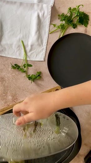 Dzięki wielofunkcyjnemu robotowi kuchennemu Grandprix firmy Klarstein przygotowanie tych pysznych wegańskich gołąbków jest całkowicie proste! 🌱💚 ⁠ ⁠ Nie tylko oszczędza czas, ale całkowicie zmienia Twoją grę w kuchni. Od idealnie wymieszanych nadzień po gładko wymieszane składniki — to narzędzie kuchenne może zrobić wszystko! ⁠ ⁠ Szukasz tego pysznego przepisu i innych wegańskich inspiracji? W takim razie sprawdź nasz magazyn Klarstein! 🍲✨ | Klarstein