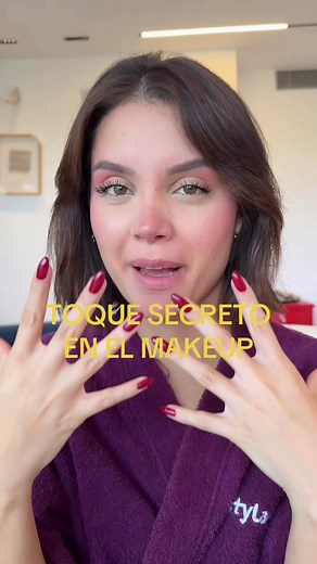 Toque secreto en el makeup de Emily: lip combo y 4 tips