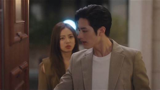 13K views · 99 reactions | The man was dating a beautiful woman and found out that his girlfriend was cheating on him 男人和美女約會，意外發現女友出軌 #心跳 #罗正 #cdrama #love #drama #chinese #chinesedrama #追劇 #精彩片段 #bailu #zhaolusi | 娱剧观察喵Meow Cdrama | Facebook