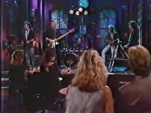 Timothy Bruce Schmit ​ es un músico estadounidense, conocido por su trabajo como bajista y cantante de Poco y de Eagles. Schmit también ha trabajado durante décadas como músico de sesión y artista en solitario. | Baúl del Tiempo