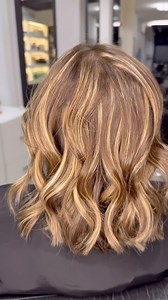 French Balayage ✨Caramelo✨ Esta técnica es ideal para las morochas que quieren aclararse un poco el pelo para agregar luz y brillo. Las mechas se realizan a mano y con papel, se decoloran dos o tres tonos para un resultado natural y muy fácil de llevar. La buena noticia es que este estilo de mechas tienen un bajo nivel de mantenimiento en peluquería.. como las raíces siempre son más oscuras no necesitas ir al salón cada tres semanas a hacerte el color. . . Asesorarte con nuestros HAIR EXPE