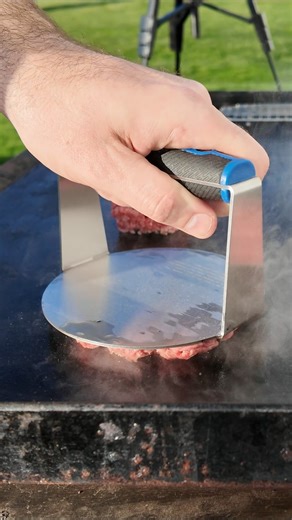 Smash Burgers with Aunt Millie's Bread . Must try! | Johnny Brunet's Griddle 101