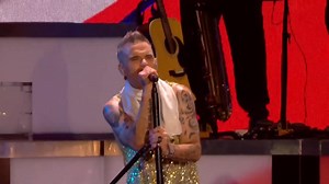 Watch the incredible moment when Robbie performed "Don't Look Back In Anger" by Oasis at the Isle of Wight Festival on 17 June 2023 At the end of the song Rob turned to the audience: "Aw man! That was incredible. Don't you wanna see them get back together?" The audience screamed "YEAH!" Rob: "I can do a Bono and bring peace to the two brothers, that would be fucking amazing. I love Noel, I love Liam, and I love Oasis!" #RobbieWilliams #XXV #XXVTOUR #robbielive #DontLookBackInAnger #Oasis #noelga