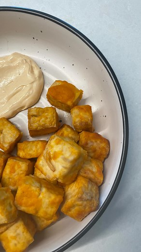 Tofu bites baby! Love these as a snack or to add to bowls! Make a little batter with Tom yum paste, rice vinegar and lemon juice chili oil and bake at 200 for 15 mins. The key here is soaking your tofu in hot salty water for 15 mins first! Makes them crispy on the outside and soft on the inside 👌🏼🤟🏼 #tofubites #fyp #foodie #recipe | Finding Millie Elder