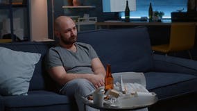 Homme Déprimé Avec Des Larmes Regardant La Caméra Perdu Clips Vidéos - Vidéo du inquiétude, désespéré: 220485701