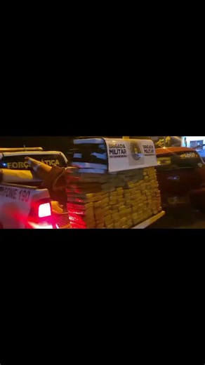 #Polícia *Brigada Militar apreende 200kg de Maconha* Na madrugada deste sábado, 16/12, após receber informações que um veículo viria a Porto Xavier buscar um carregamento de entorpecentes, foi realizado monitoramento pela agência de inteligência e efetivo local de Porto Xavier, tendo sido acompanhado até São Luiz Gonzaga, onde foi realizada a abordagem pela Força Tatica e constatado grande quantidade de maconha. Veículo placas de Don Pedrito. Três indivíduos presos todos natural de Bagé. Materia