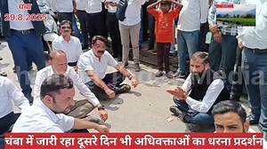 75K views · 2.8K reactions | चंबा में नहीं थमा डीसी चम्बा और वकीलों के बीच विवाद दूसरे दिन भी जारी रहा धरना प्रदर्शन | Chamba Today Media | Facebook