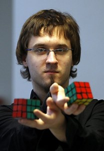 Marcin Kowalczyk układający kostkę Rubika w "Mam Talent" jest geniuszem? [ZDJĘCIA, FILM]