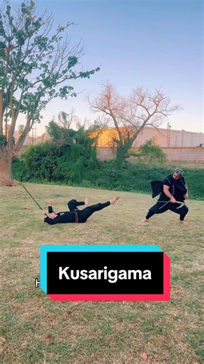 El kusarigama es una de las armas más temidas y sofisticadas del arsenal clásico japonés. A simple vista parece humilde: una kama, hoz de filo curvo, unida a una cadena con un peso metálico en el extremo. Sin embargo, en manos expertas se convierte en una extensión viva del guerrero. Su esencia es el control del espacio. La cadena envuelve, atrapa, desequilibra y desarma. El peso vuela trazando círculos que obligan al adversario a retroceder, a dudar y a cometer un error. Cuando la distancia se 