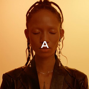 GABRIELLE est un parfum floral et audacieux. 9 femmes se dévoilent à travers cet esprit, une lettre après l’autre. Découvrez-les sur chanel.com/-Gabrielle-2018 | CHANEL