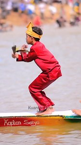 27K views · 552 reactions | “This boat will have a second generation. Word has it that tomorrow a large tree will be cut down and made into a new boat.” #pacujalur #aurafarming #boatdance #viral | Kuantan Flow | Facebook