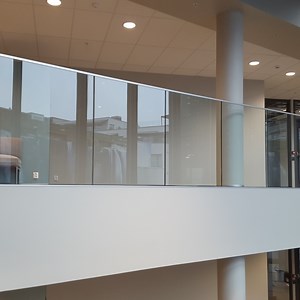 [Hot Item] Custom Aluminum Glass Railing Aluminum Glass Deck Railing Systems Stainless Steel Handrail Parts for Outdoor Handrail System