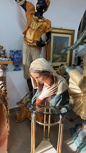 ✨ Statatueta veche din ipsos – Fecioara Maria / Madonna – Art Deco, cca. 1920 ✨ Bust superb al Fecioarei Maria, realizat din ipsos, în stil Art Deco, datând aproximativ din anii 1920. Piesa este antică, foarte expresivă și pictată manual, cu detalii fine ale feței, veșmintelor și posturii Înălțime 35 cm Lungime 35 cm,lățime 14 cm 600 lei | Antik Deco