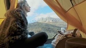 Beautiful Blonde Young Woman Enter Tent: Stockvideos & Filmmaterial (100 % lizenzfrei) 1019520136 | Shutterstock