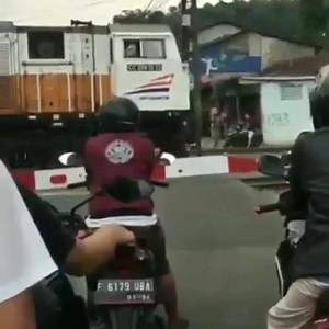 Mungkin masinisnya laper, jadi jajan dulu deh... #Zingplay #CapsaSusun #Capsa | Capsa Susun ZingPlay | Facebook