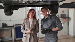 Young Man Uniform Employee Car Dealership: vídeo stock (100% livre de direitos) 1100226385 | Shutterstock