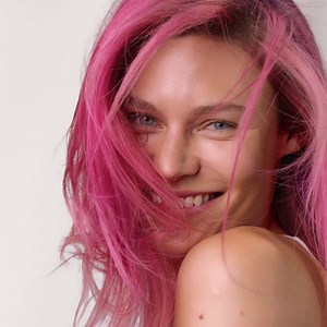 Poživite svojo barvo las in ji dodajte rožnat odtenek z barvnimi maskami Color Depositing Masks v odtenku Hibiscus. Primerno za svetlo do srednje blond lase. | Moroccanoil | Facebook