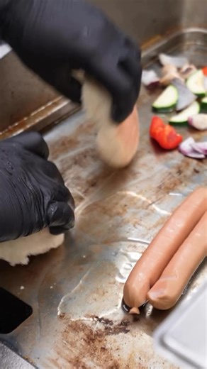 ➡️ Reischerwirt’s Hausburger mit Beilage in the making! 🍔 Wir haben noch bis 25. Mai 2025 geöffnet! Kemmb’s vorbei, mia gfrein ins auf enk.Reservierungen unter www.reischerwirt.atKatharina und Hannes mit Team#reischerwirt #gasthaus #kalbsleber #qualitätsessen#essen #restaurant #koch #goingamwildenkaiser#wilderkaiser #essengehen #wirtshaus #wirtshauskultur#gutessen #burger #hausburger | Reischerwirt Going