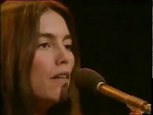 Emmylou Harris, c'est la vie. you never can tell 1977 Emmylou Harris (Birmingham, Alabama, 2 april 1947) is een Amerikaans countryzangeres, folkzangeres en songwriter, die vooral in de jaren zeventig successen kende. Ze heeft met zeer veel bekende artiesten uit de country- en folkwereld samengewerkt. | Oldie video's on line