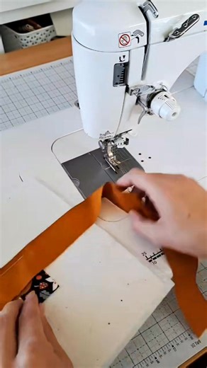 Let's make a log cabin pot holder. 🧵 Starting with a 2.5" square on top of a layer of batting and Insul-Bright, I added 1.5" wide fabric strips one at a time to make a log cabin quilt block. I then added backing and quilted the layers using a diagonal crosshatch design. So cute and easy! Fabric: Acorn Hollow by @official_basicgrey for @modafabrics Video by centerstreetquilts ❤️👏 #easysewing #sewing #sewingtutorials #quilt #handmade | Olivia