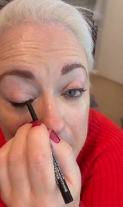 51K views · 1K reactions | Ek probeer uiteindelik na jare ‘n nuwe onderlaag voor ‘n tv-span aan huis kom kuier. Ek is nogal beïndruk. Dit word “silk” genoem vir ‘n rede… Annique Rooibos Home Office https://annique.com/cosmetics Betaalde vennootskap #makeup #velsorg #grimering #anniquerooibos | Martelize Brink | Facebook