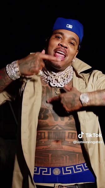 Unmatched Style: Louis Bandana Takes the Spotlight