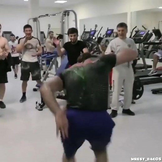 Борцы танцуют лезгинку