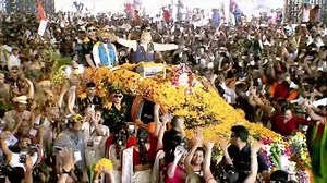 With chants of "Modi, Modi!", the people of Nizamabad warmly greet PM Narendra Modi ji by showering flowers. | Ravi Kumar Yadav