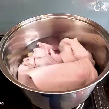 Cách làm giò thủ theo kiểu mới dẻo ngon không bị khô cứng - CKK ♨ CÔNG THỨC GIÒ THỦ NGON: - 2 cái lỗ tai heo kem mũi (1.7kg) - 1 cái lưỡi heo (500g) - 6 tai nấm mèo - 3 tép tỏi, 3 củ hành tím - Gia vị: 20g hạt nêm, 30g đườg, 5ml nước mắm, 10g tiêu hạt, 10g ớt bột - Nước luộc: 1.5L nước, 2g muối, vài lát gừng và vài củ hành tím, ít rư.ợu trắng (nếu có) - 2 Chai nhựa 1.5L (làm khuôn) #CKK chúc các bạn làm #GioThu #GioXao #MonTet #Tet2024 thành công! ⛄ | Món Ngon Dễ Làm