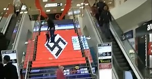 В киевском торговом центре на лестнице появилось изображение свастики - ФОКУС