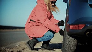 Frau wechselt flachen Reifen auf der: Stockvideos & Filmmaterial (100 % lizenzfrei) 3916390959 | Shutterstock