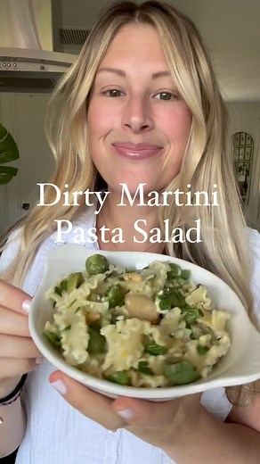 Where my blue cheese stuffed olive lovers at?! 🍸🫒✨ After seeing @legallyhealthyblonde’s viral dirty martini pasta, it inspired me to make a pasta salad out of it and y’all, TRUST, it is everything!! The blue cheese mellows out so much and kind of loses its harshness as it dissolves into the lemony garlic dressing to create a creamy, salty, tangy and absolutely delicious pasta salad. It was gone in minutes and was even devoured by blue cheese h8rs too! 🫒Parsley 🫒Castelvetrano Olives Brine 🫒B