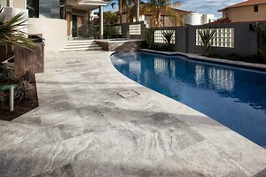 [Hot Item] Antique Tumbled Surface Anti-Slip Design Silver Travertine Pool Decking Paver Tile and Coping