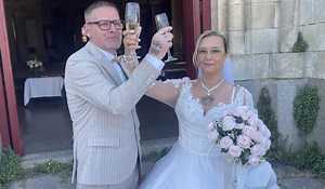 En couple depuis 1998, ils se marient à l’église, quinze ans après leur mariage en mairie