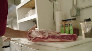 Un chef assaisonne un rack de : vidéo de stock (100 % libre de droit) 1051417366 | Shutterstock