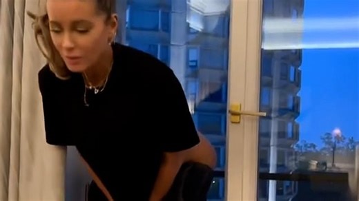 Kate Beckinsale casually moons London with her bare backside from window