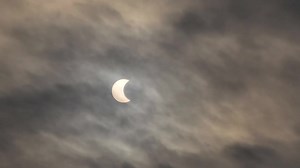 15K views · 327 reactions | Eclipse solar anular: Veja momentos do fenômeno em Limeira (SP), registrado pelo fotógrafo Wagner Morente na tarde deste sábado (14). Esse fenômeno raro, que ocorre uma vez por ano, é resultado do alinhamento perfeito da Lua entre a Terra e o Sol. | Estereosom FM | Facebook