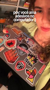 Computador com adesivos? SIM! Os adesivos mais legais da internet para deixar o seu computador com a sua carinha, assim como a @designjoi fez! ⭐️ Vem fazer parte do time #fãdesticker colab55.com/stickers | Colab55 | Facebook
