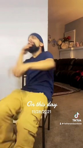 “You ain’t got no sugar?! Daaaamn! #FridayMovie #Classic #CraigAndSmokey #YouAintGotNoSuga #Daaaamn” | Chris Levingston