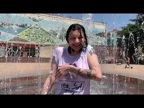 Calmness of Victoria when passing the fountain in a T-shirt!