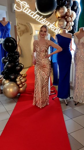 Chcesz zadać szyku na imprezie? Postaw na sukienkę cekinową!!!✨✨👗💃to będzie dobry wybór na uroczystości wymagające szczególnej elegancji. Zapraszamy do mierzenia Centrum Mody Ślubnej Styl ul 3 go Maja 25 Biłgoraj ☎️ 668235551.#weding #wedingdress #studniówka2025 #sukienka #nowakolekcja #dress #sylwester #sukienki #bridalfashion #sukienkacekinowa #cekin # | Centrum Mody Ślubnej Styl