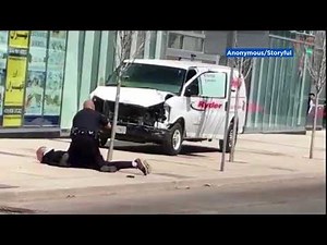 VIDEO: Toronto officer faces off with driver accused of killing 10 in van incident