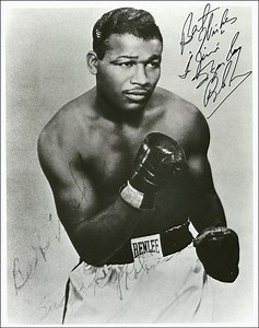 Sugar Ray Robinson didn’t rely on speed alone — he relied on perfect positioning. What made Robinson special: • always stepping just off the center line • punching while angling, not standing still • keeping his lead foot outside for leverage • staying close enough to counter, far enough to stay safe • finishing exchanges already in position to escape Robinson didn’t wait for openings. He created them with his feet and body placement. That’s why his punches landed clean… and his opponents rarely
