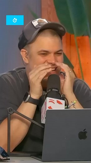 ¿Un implante de pelo de cola? 🤣🫢🍑 Juan nos habla de su próximo viaje a Turquía. ¿Creen que volvera con implante de cabello? 🤔 #YLlegamosTarde #BásicoStream | Básico Stream