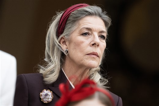 La princesa Carolina de Mónaco confirma el abrigo blanco como la prenda imprescindible para vestir elegante en invierno