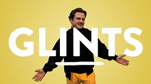 Glints is een Antwerpenaar met elektronische hiphop en Britse roots, vandaar het sappige accent. Tijd om de harde feels van zijn nieuwe single 'Bugatti' te leren kennen. | Studio Brussel