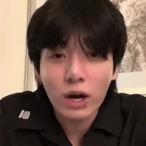 🐰 : Apakah kamu lagi flu? 🐰 : Imut 🐰 : JK, kenapa kamu cakep bgt? 🐰 : Tapi…. 🐰 : *frustasi karena komennya cepet bgt😭😂* . 7fanboy.bts _lalaKookie🐰 | ARMY BTS - Indonesia